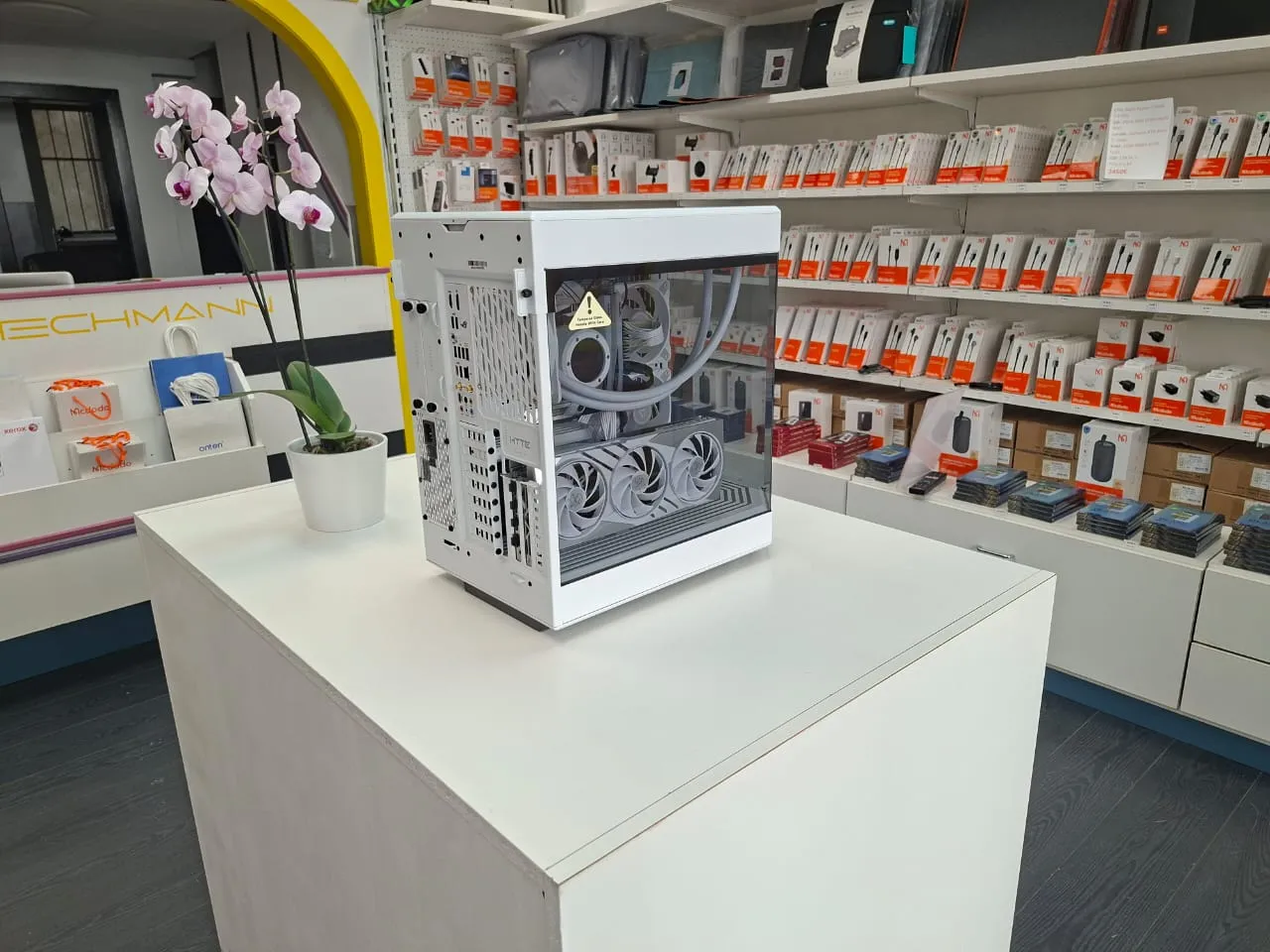 Gaming-PC HYTE Y60 Snow – Sofort verfügbar bei Techmann