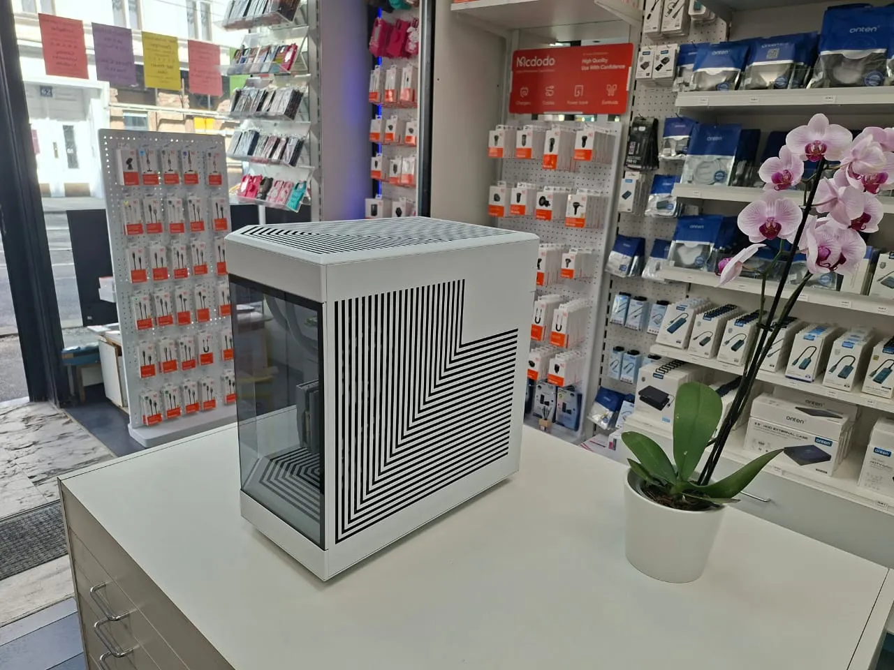 Gaming-PC HYTE Y60 Snow – Sofort verfügbar bei Techmann